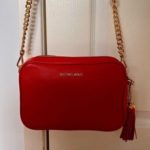 Like new, excellent condition Michael Kors Jet Set pebbled leather camera bag